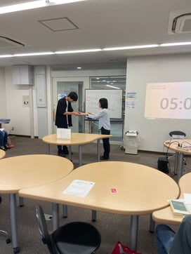 チャンプ本紹介者には図書カードの目録が贈られました1