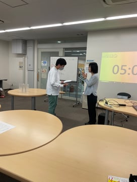 チャンプ本紹介者には図書カードの目録が贈られました2