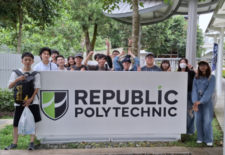 R7_Singapore_in front of school gate