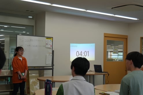 選んだ本の魅力を紹介するバトラーたち1