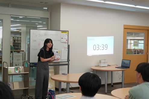 選んだ本の魅力を紹介するバトラーたち2