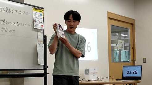 選んだ本の魅力を紹介するバトラーたち3